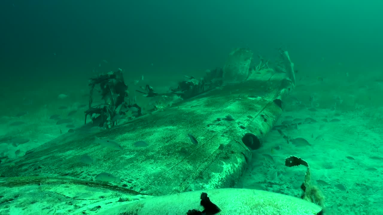 restos de avion bajo el agua