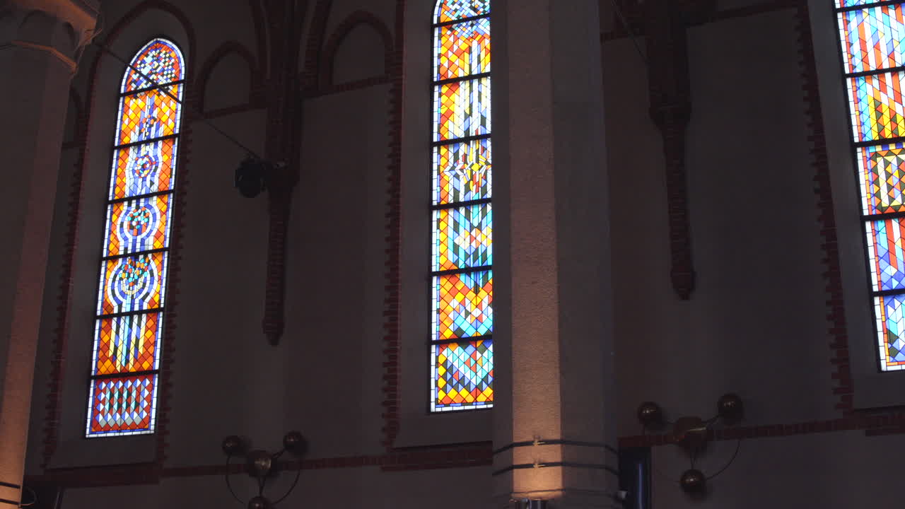 교회 의 스테인드 글래스 창문