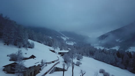 Vista-Aérea-Por-Drones-Del-Pintoresco-Paisaje-Montañoso-Congelado-En-Invierno