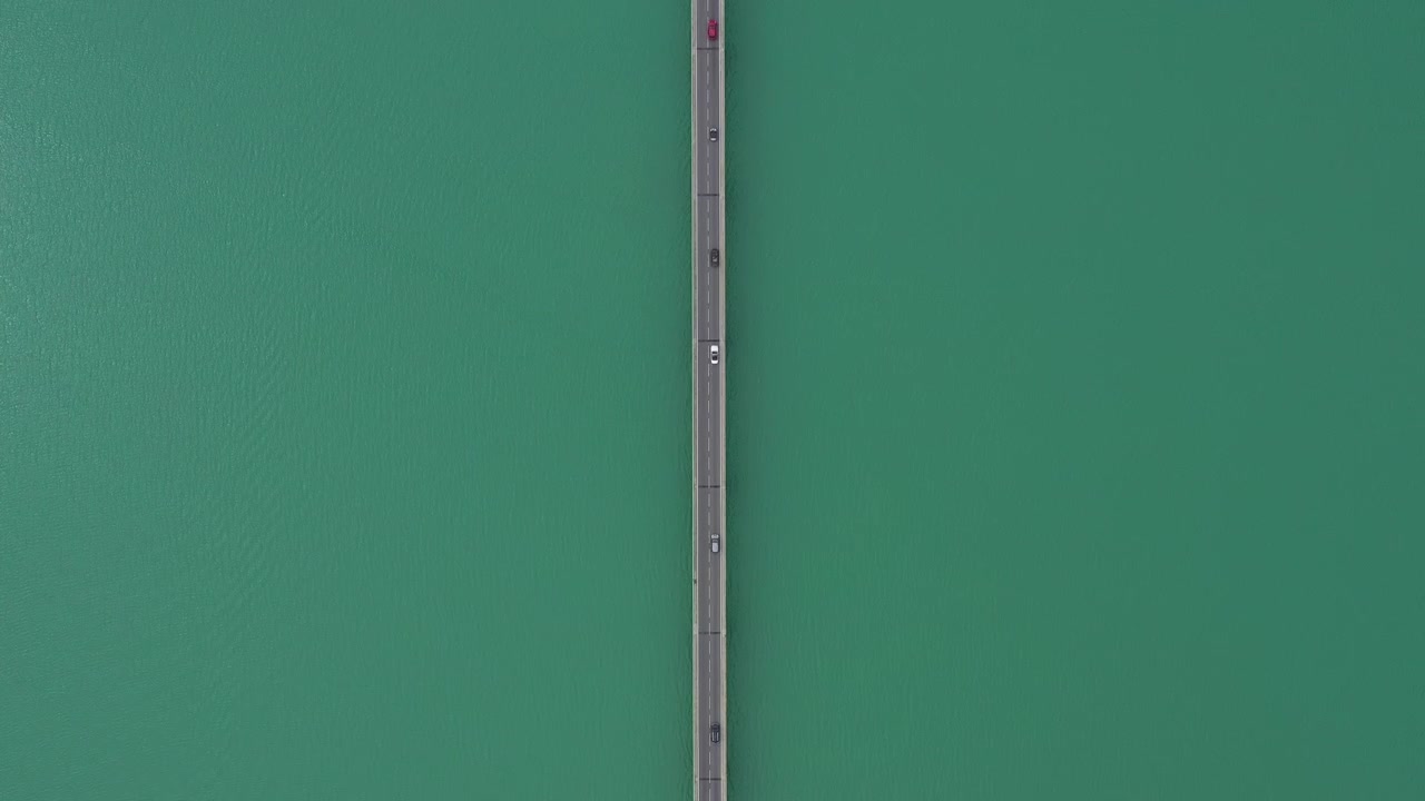 Ripresa aerea verticale fissa di una strada con auto, con vista lago, in Francia