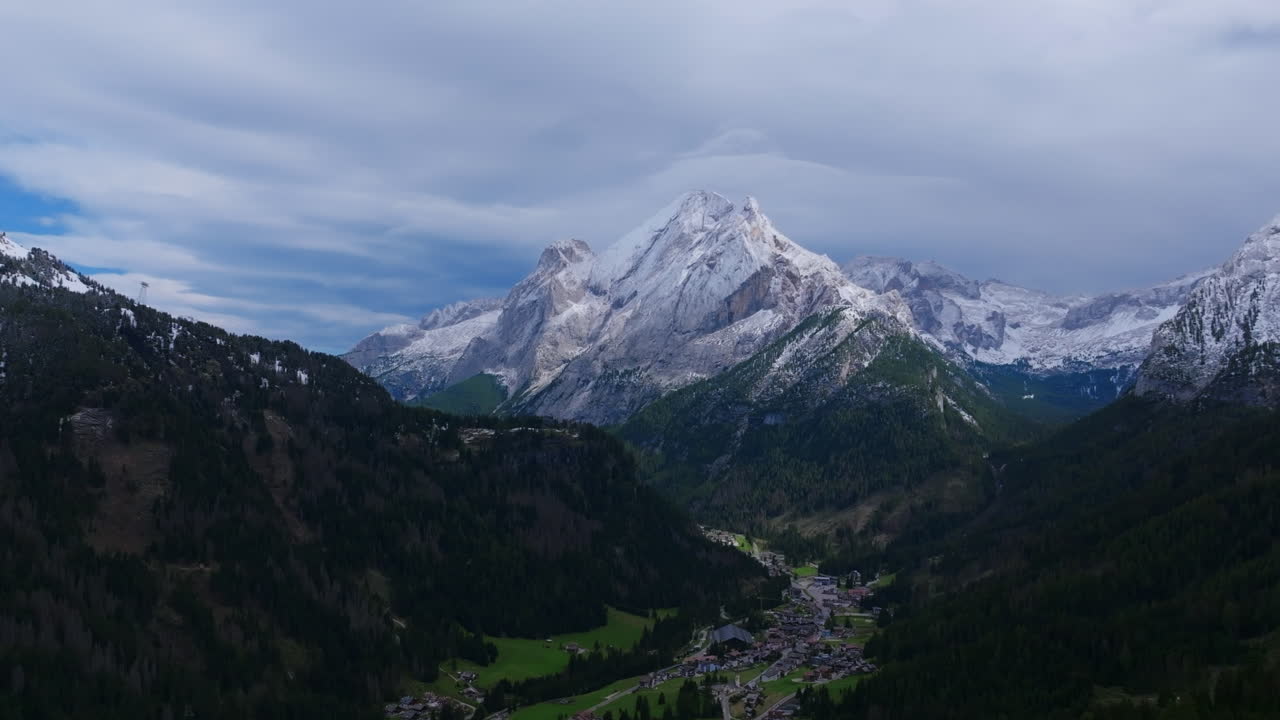 imágenes aéreas de piccolo vernel, montaña en la cordillera de marmolada de los dolomitas en italia.