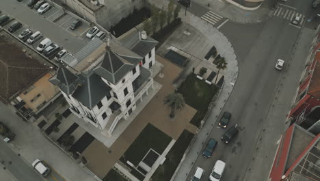 la vista de la esquina de la casa das artes, en felgueiras. vista superior del avión no tripulado