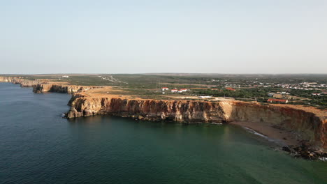 Aufsteigende-Drohnenaufnahme-Der-Klippen-Von-Sagres-Portugal