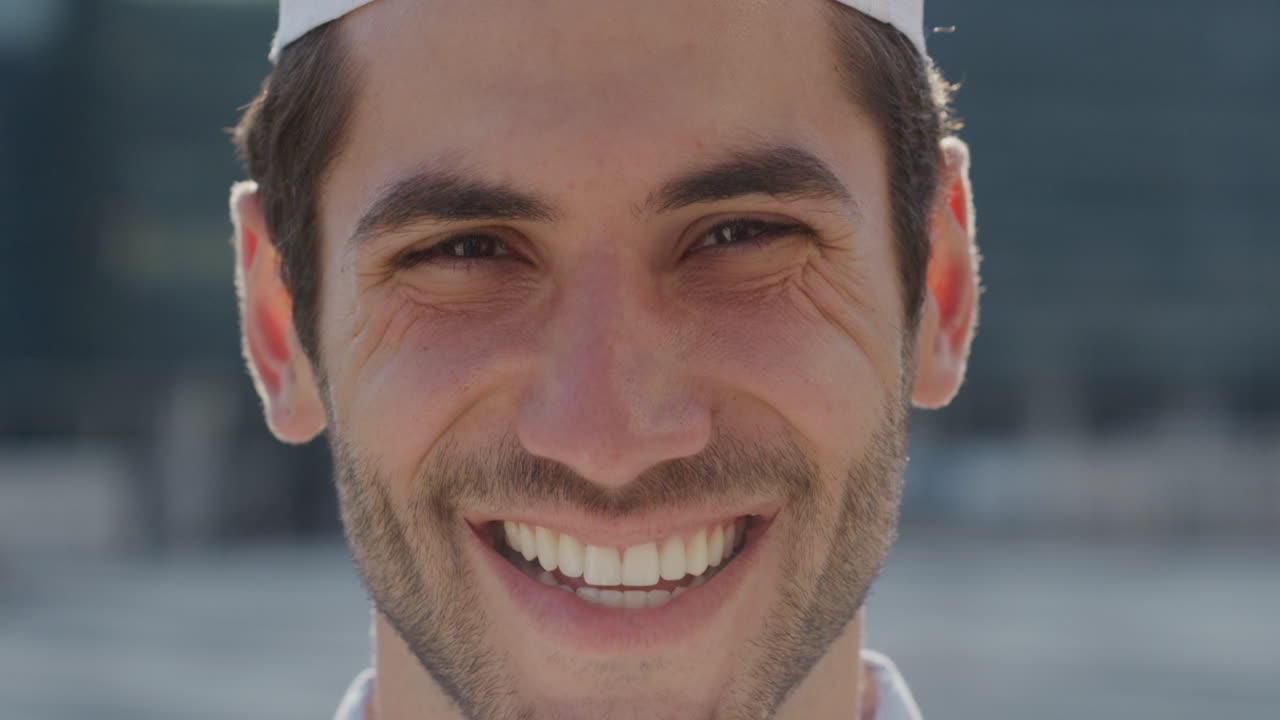 retrato de un hombre de asia del medio oriente sonriendo