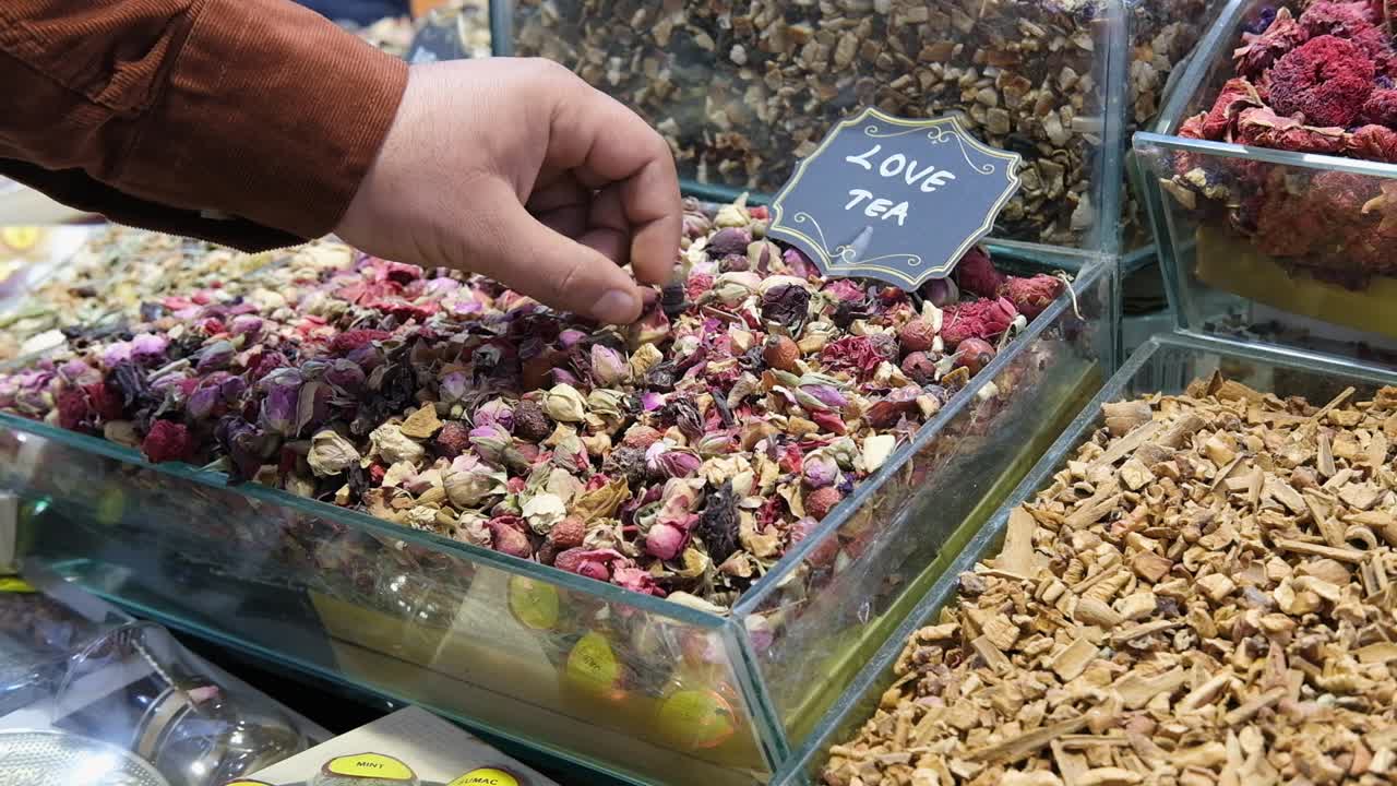 사랑의 차를 바라보는 남자의 클로즈업 샷