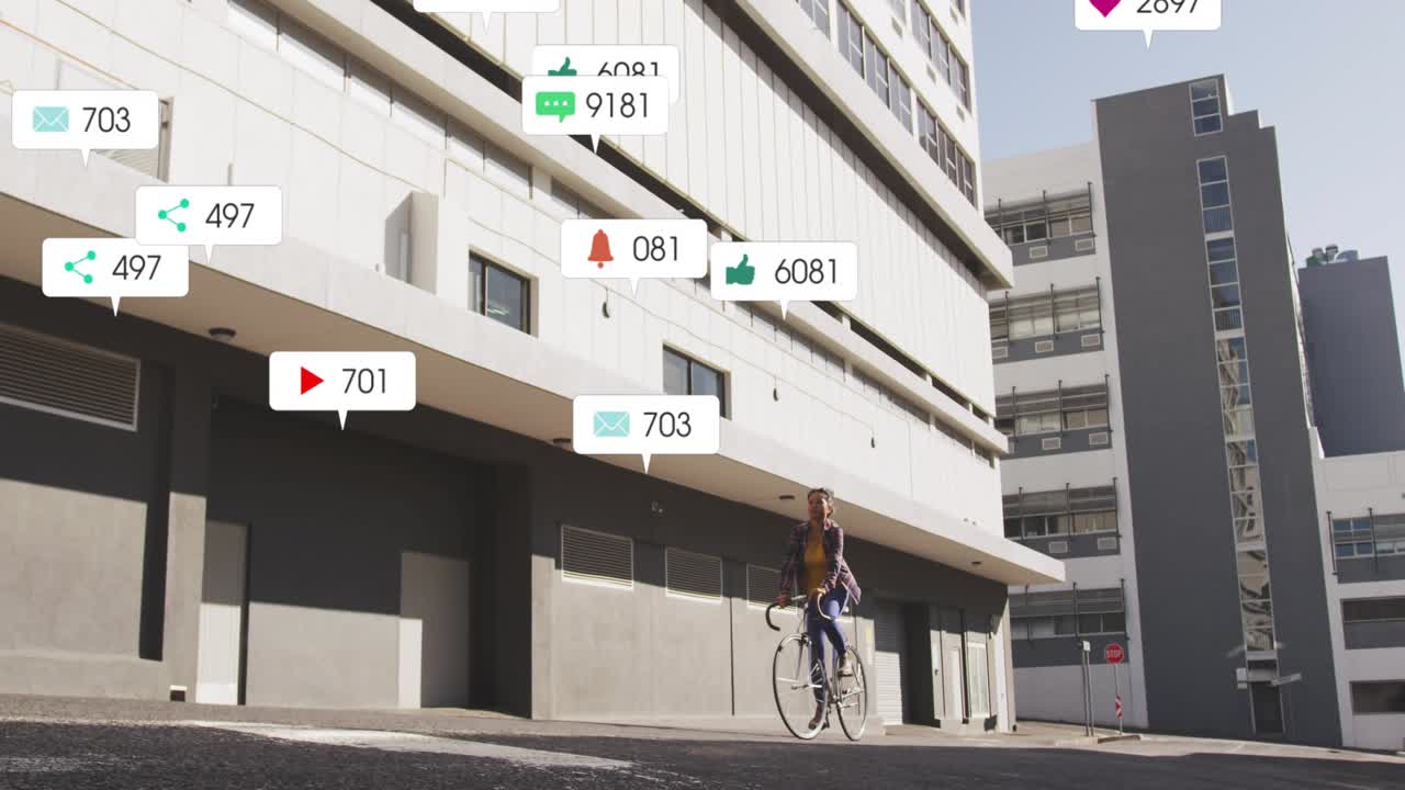 Donna in bicicletta che si ferma, attivando badge di social media che mostrano l'engagement sull'edificio