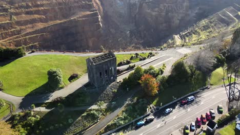 vista aérea del edificio histórico al lado de la mina de oro abierta