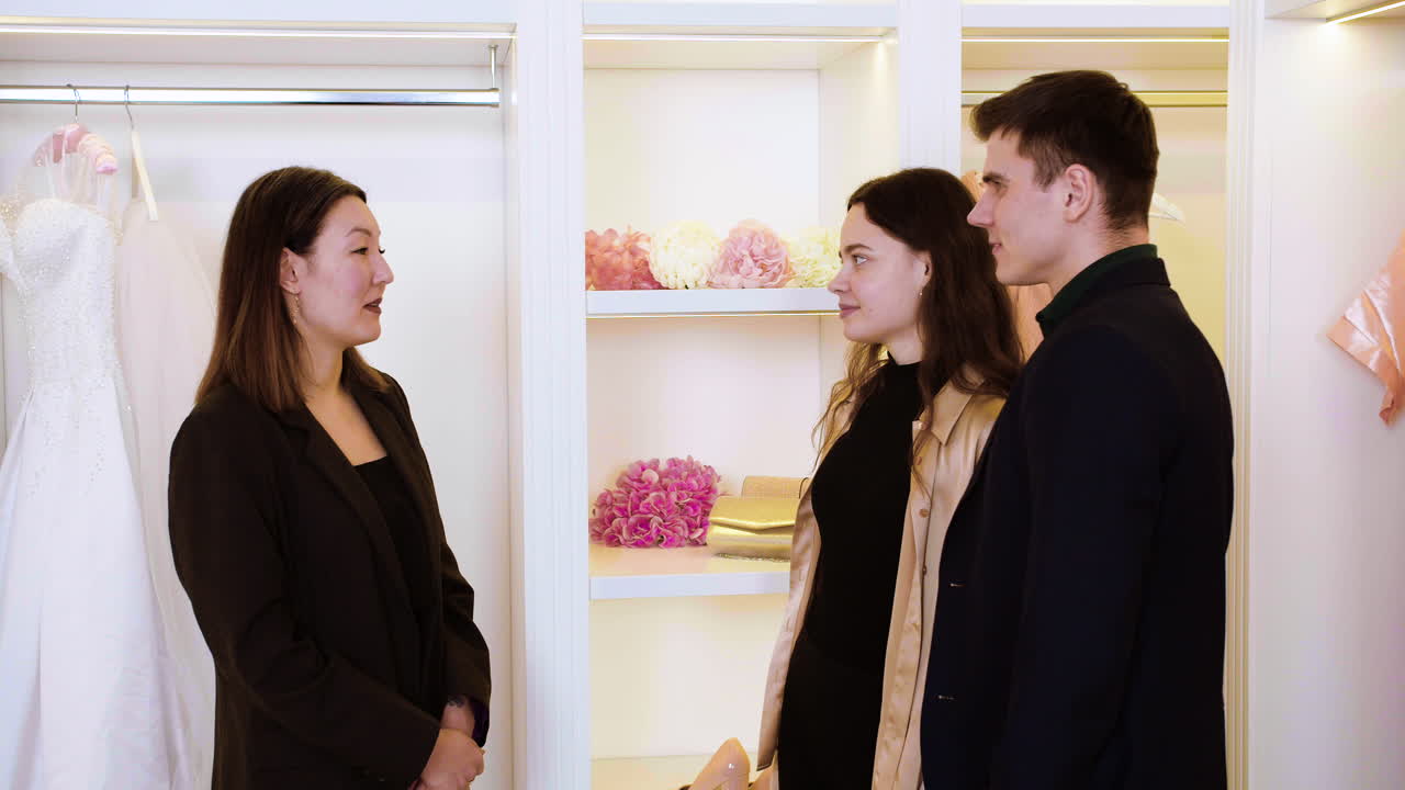 웨딩 드레스 가게 에 있는 아시아인 여자