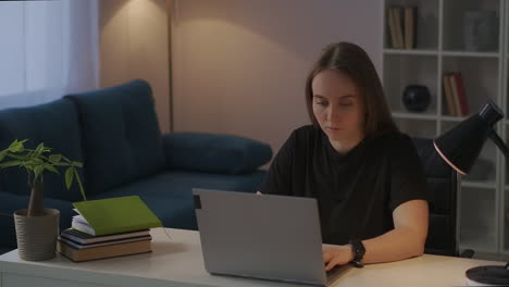 servicio de consultoría remota en línea por chat en internet la mujer está trabajando desde casa servicio de asistencia y apoyo para clientes oficina en casa de la trabajadora
