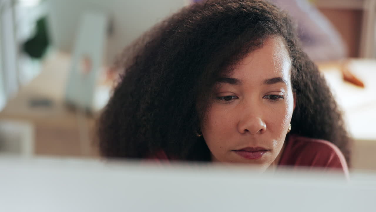 laptop, faccia e una donna nera d'affari che legge