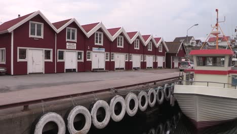 pan shot en el puerto de smoegen con cortador de pesca y almacenes, suecia