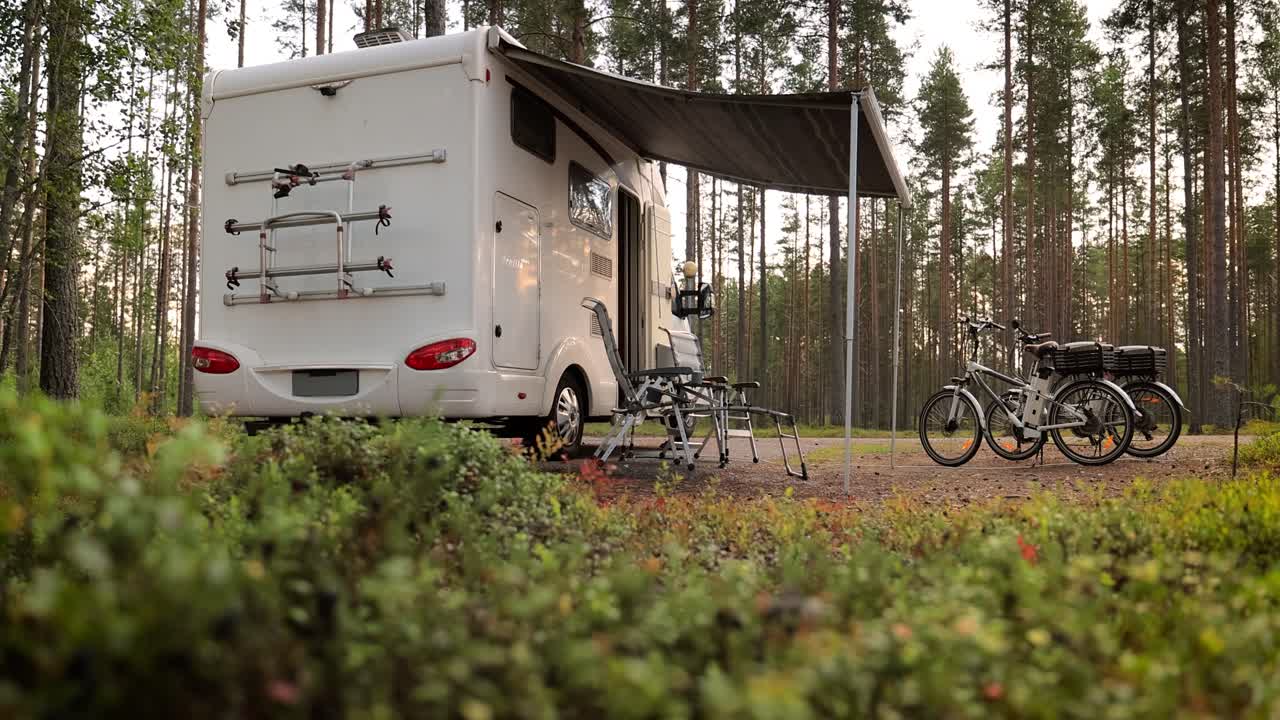 가족 휴가 여행 트럭, 휴가 여행 모터카, 카라반 자동차 휴가.