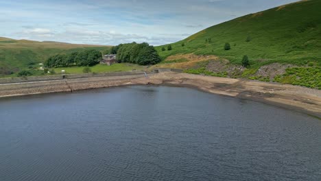 Imágenes-Aéreas-De-Drones-Paisajísticos-De-Los-Páramos-De-Los-Valles-Rurales-De-Yorkshire-Y-La-Pared-De-La-Presa-Del-Embalse