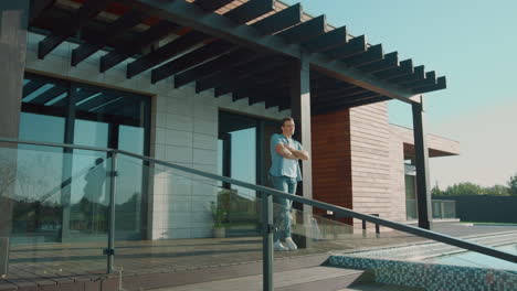 Erfolgreicher-Mann,-Der-Auf-Der-Terrasse-Bleibt.-Reicher-Mann-Steht-Auf-Der-Veranda-Einer-Luxuswohnung.