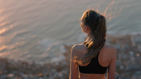 Mujer-En-La-Cima-De-La-Montaña-Mirando-La-Hermosa-Y-Tranquila-Vista-Del-Océano-Al-Atardecer-Chica-Parada-En-El-Borde-Del-Acantilado-Disfrutando-De-La-Libertad-Contemplando-El-Viaje-A-La-Cumbre