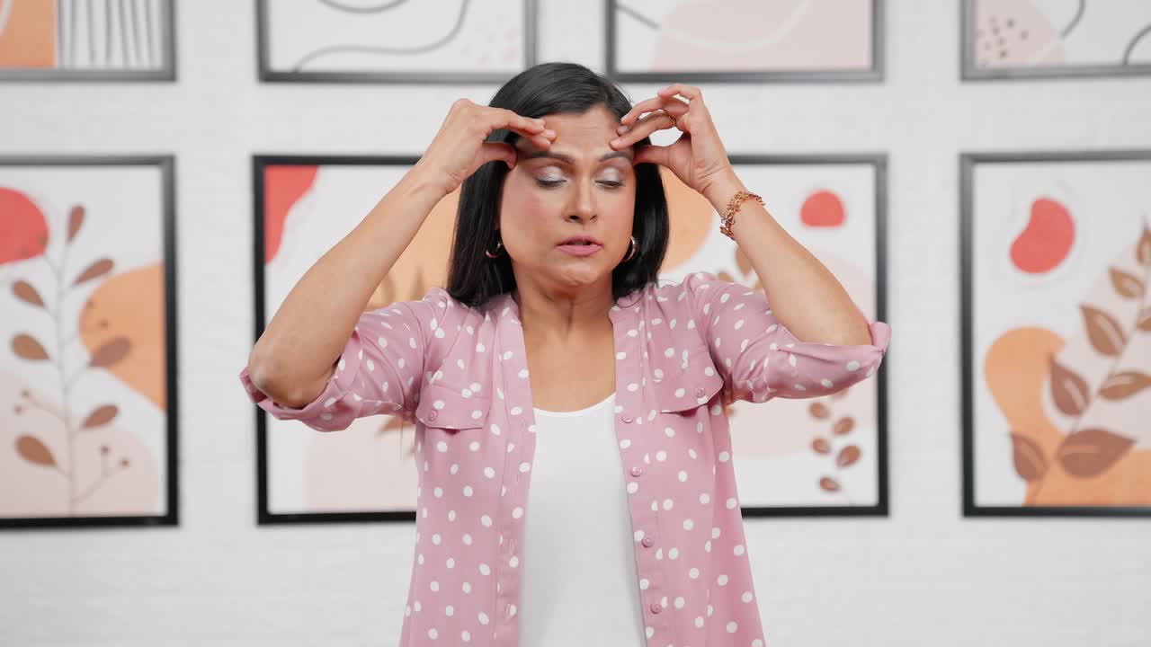 mujer india moderna con dolor de cabeza