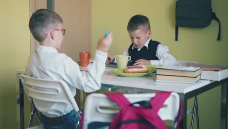 Grundschüler-Ruhen-Sich-Am-Tisch-Aus-Und-Haben-Fastfood-Im-Zimmer