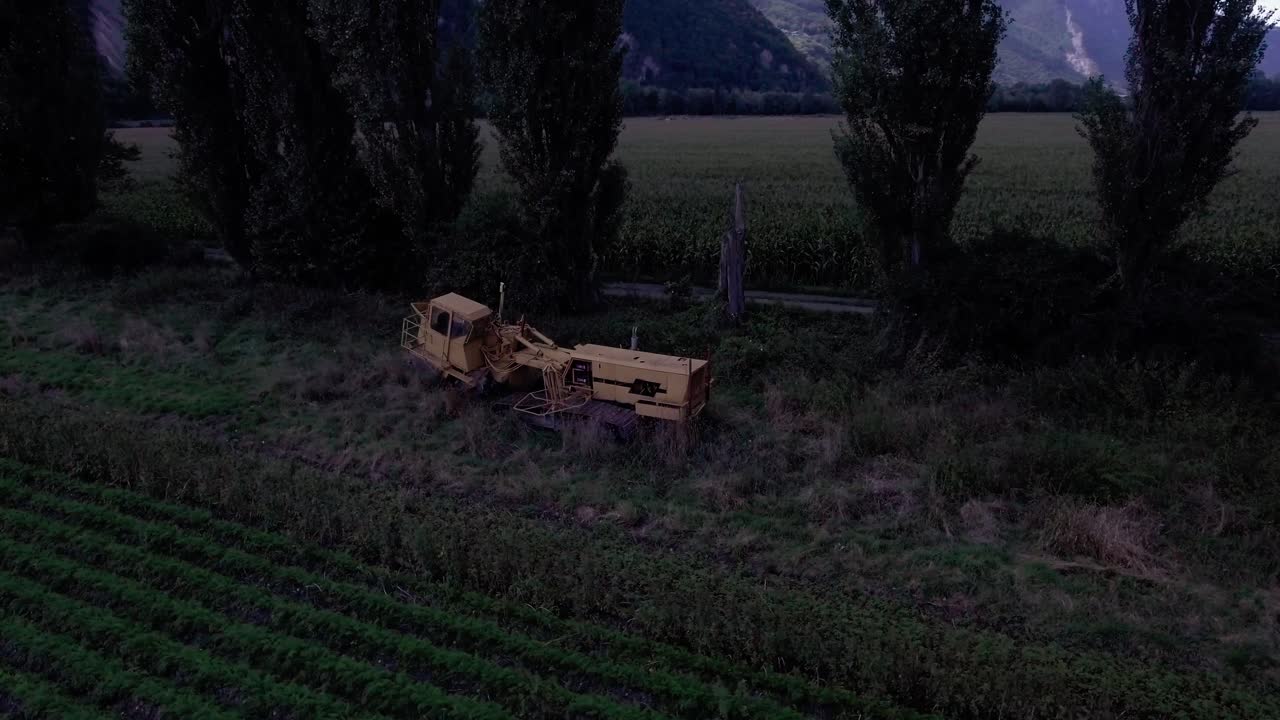 흐린 날 들판 한가운데서 트럭 잔해 주위를 비행하다