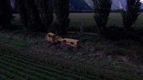 vuelo alrededor del accidente del camión en medio de los campos en un día nublado