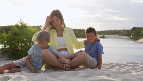 Mutter-Mit-Ihren-Kindern-Am-Strand