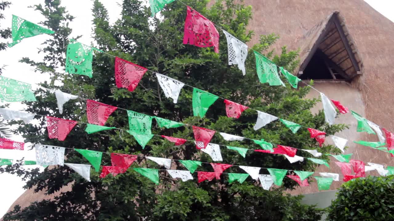 banderas de fiesta mexicana movidas por el viento