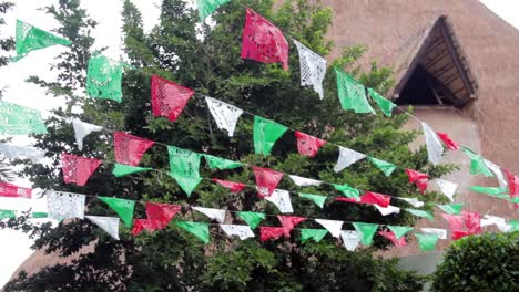 Mexikanische-Fiesta-Flaggen,-Die-Vom-Wind-Bewegt-Werden