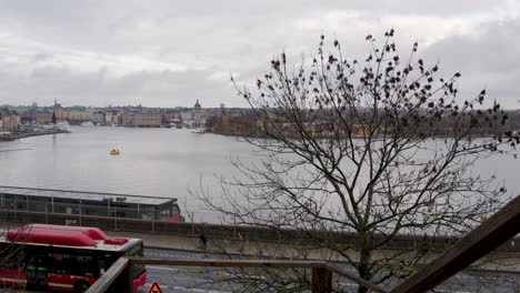 Panoramaschwenk-In-Zeitlupe-über-Den-Hafen,-Die-Innenstadt-Und-Die-Altstadt-Von-Stockholm