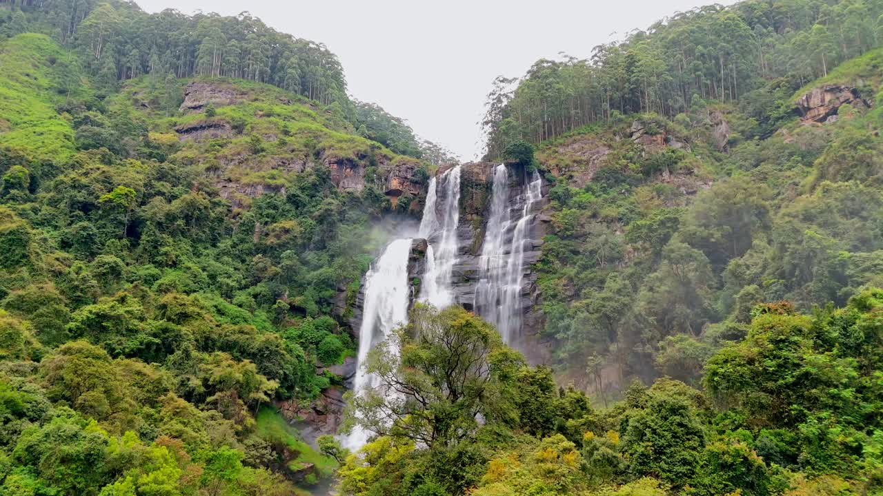 Ammira la bellezza mozzafiato delle cascate di Ramboda a Nuwara Eliya, Sri Lanka, catturata da una splendida prospettiva aerea