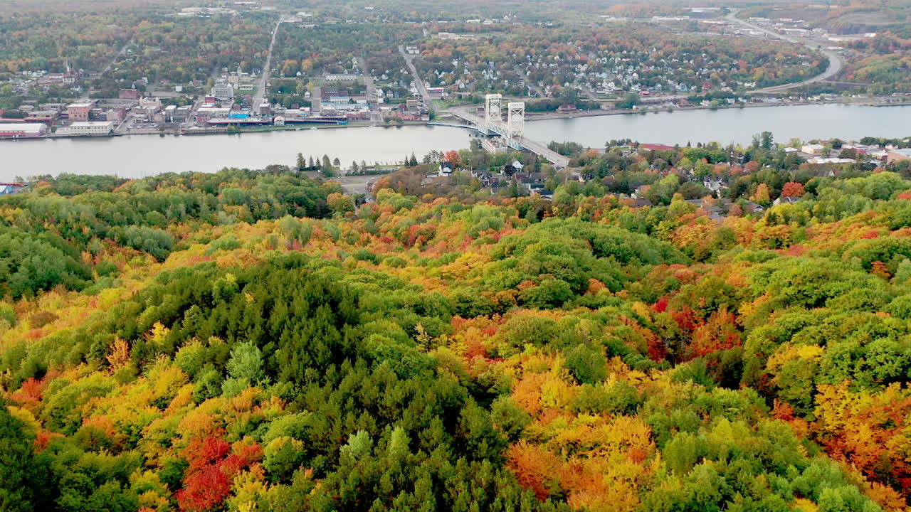 el puente que conecta la parte principal de la península superior con la península de keweenaw