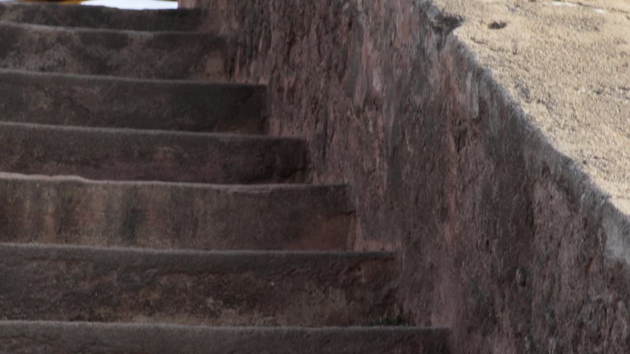 escaleras de hormigón sin nadie en galle fort panoramización hacia arriba b roll clip, condiciones de iluminación de mal humor oscuro