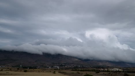 nubes que fluyen sobre las montañas en kyrenia norte de chipre
