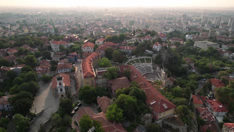 Vista-Aérea-De-Drones-Del-Casco-Antiguo-De-Plovdiv,-Teatro-Romano-De-Philippopolis,-Bulgaria