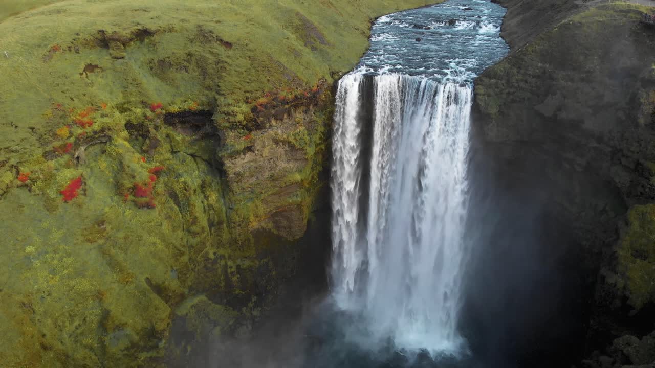 el rugido de la cascada de skogafoss en el cañón verde, islandia