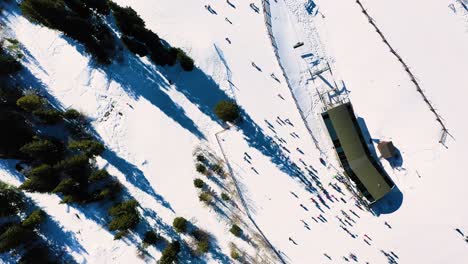 Gente-Esperando-En-Fila-Para-Telesillas-Para-Esquiar-Y-Hacer-Snowboard-Por-Las-Laderas-De-Las-Montañas-En-Los-Fríos-Senderos-De-Polvo-Invernal.