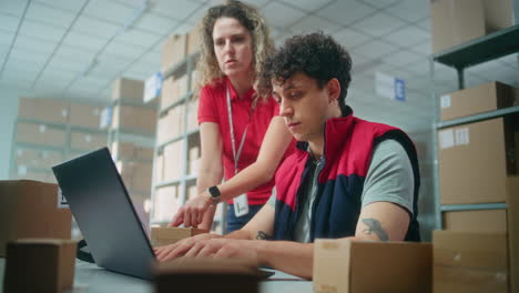 equipo de almacén trabajando en portátiles y paquetes