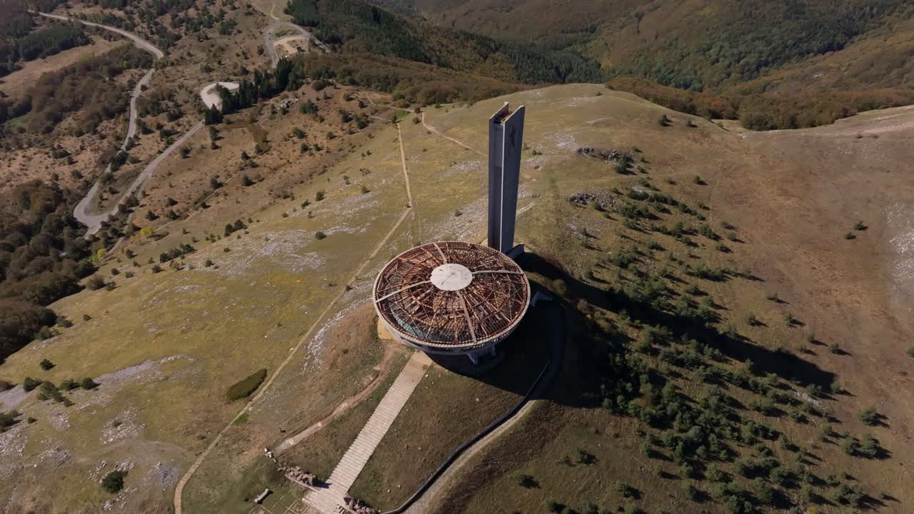La struttura di Buzludzha si erge solitaria in una campagna panoramica, Bulgaria