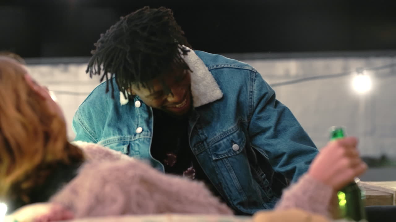 noche, fiesta y cerveza pareja de amigos con brindis