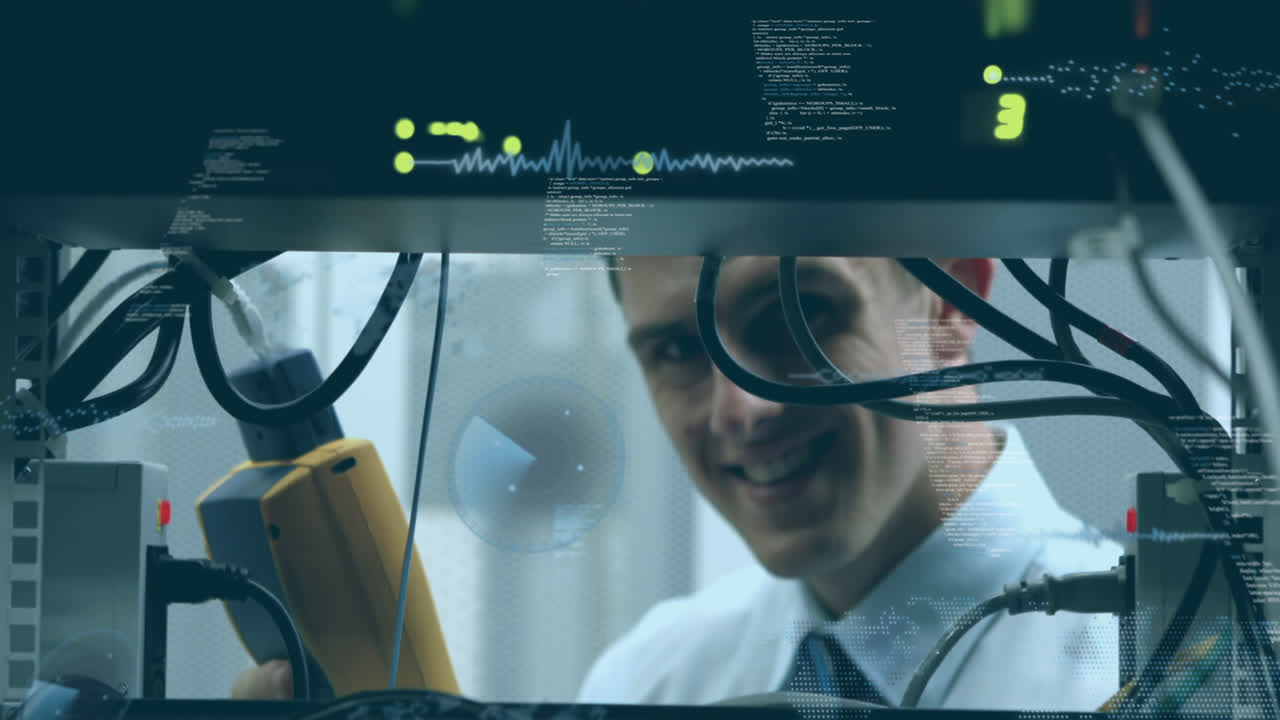 animación de procesamiento de datos sobre hombre caucásico ingeniero informático y servidor de computadora