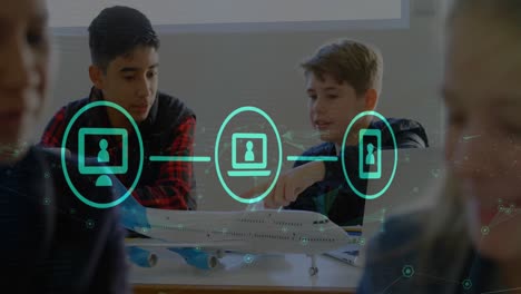 animación de una red de iconos digitales sobre dos niños diversos discutiendo sobre el modelo de avión en la escuela.