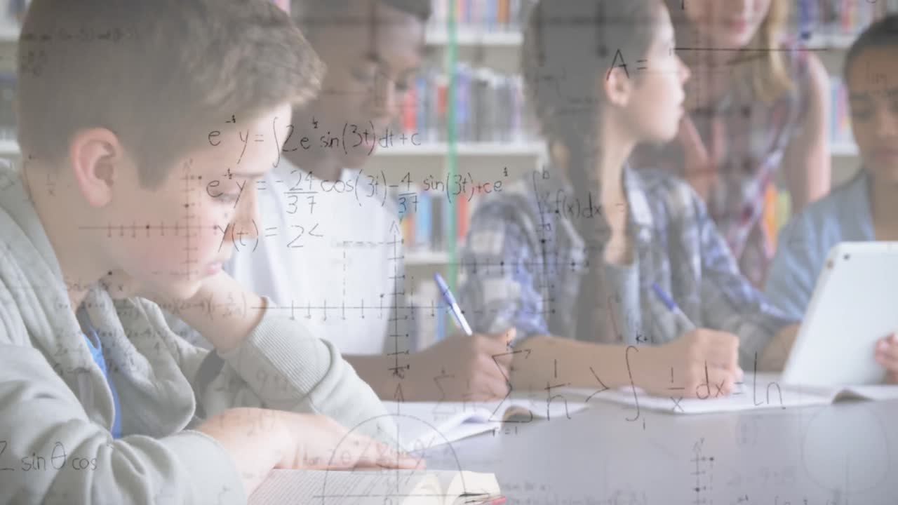 анимация математических уравнений над школьниками, использующими планшет в классе