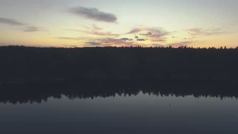 Toma-Aérea-De-Drones-Volando-Sobre-El-Lago-Charleston-Al-Atardecer