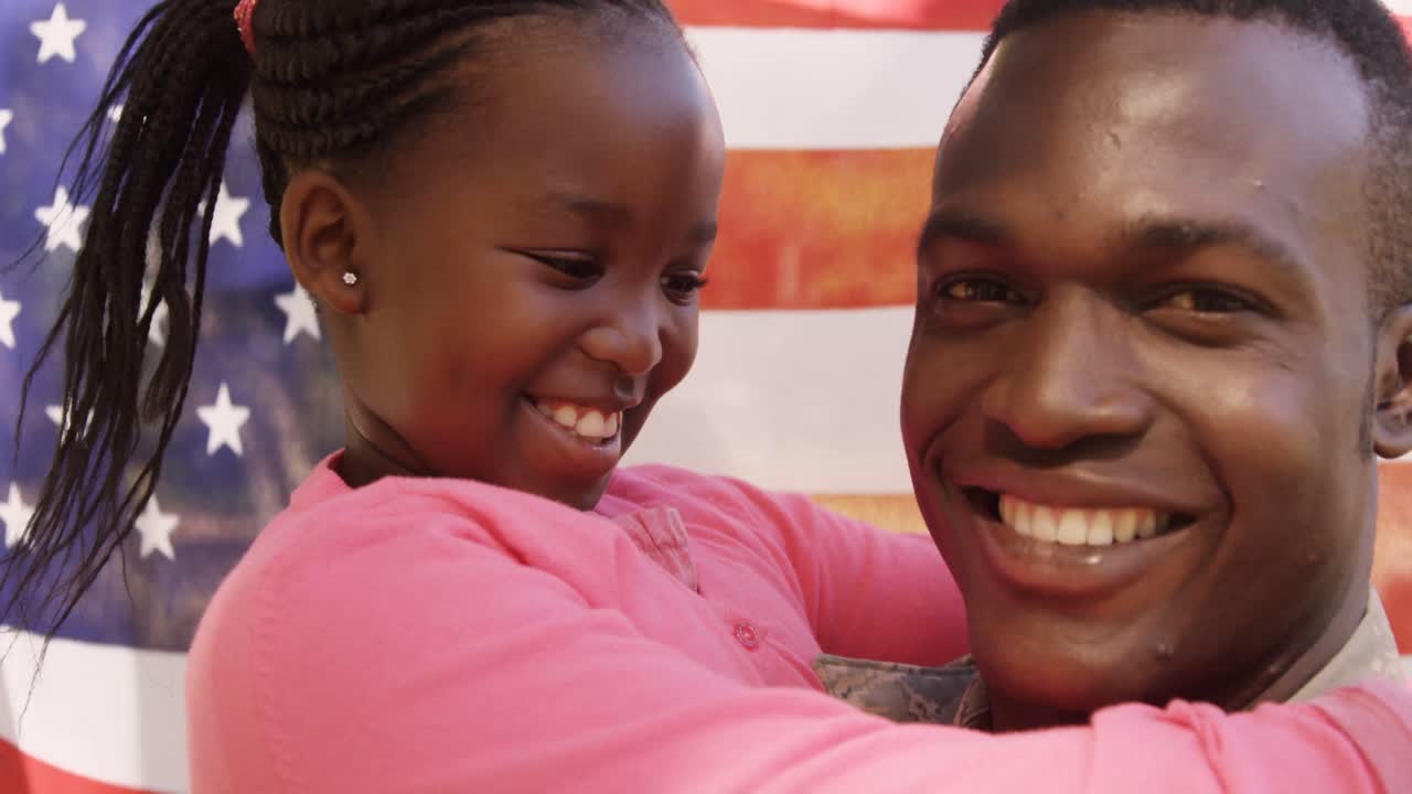 미국 군인이 딸을 안고 있는 클로즈업