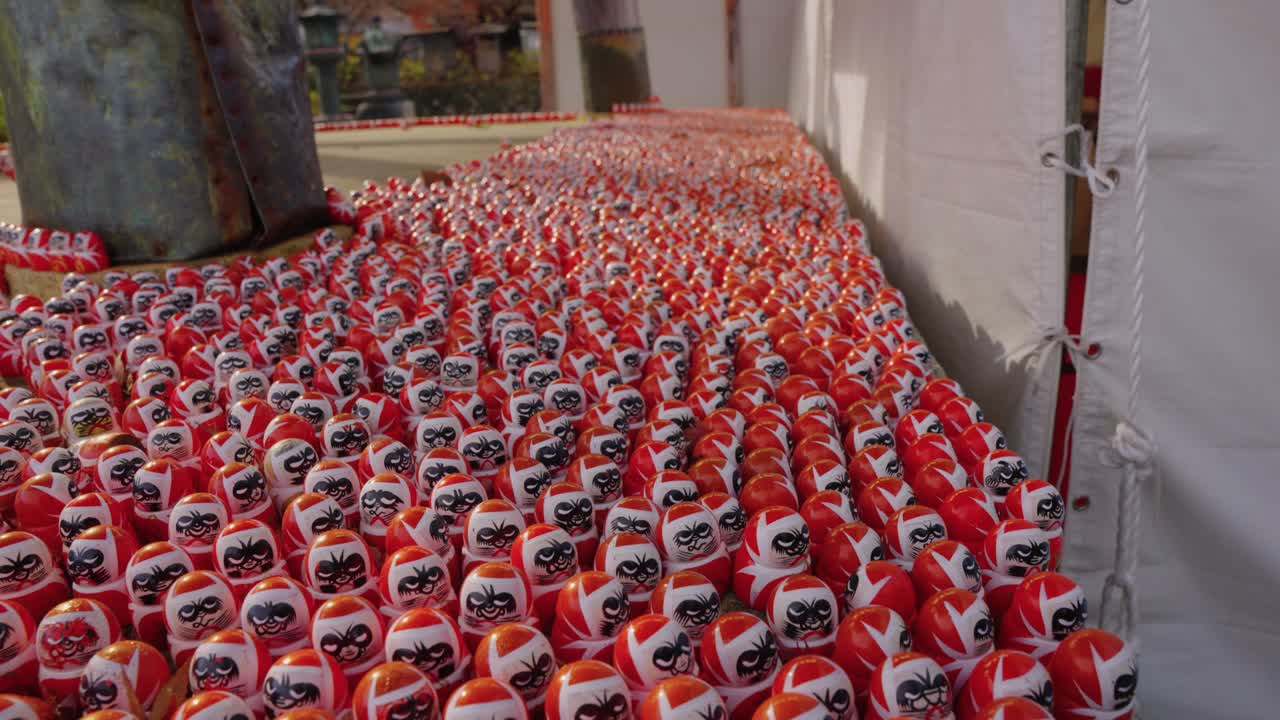 miles de muñecas de la buena suerte daruma en el templo katsuoji en minoh, osaka 4k