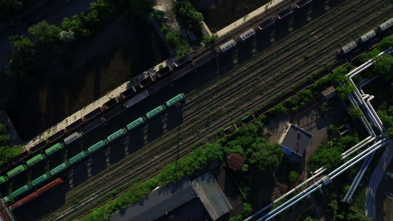 철도 산업 공장 에 있는 화물 열차 들. 화물 열차 들 위 에서 볼 수 있다