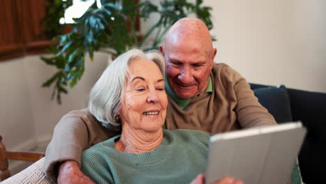 oudere echtpaar, tablet en videogesprek thuis