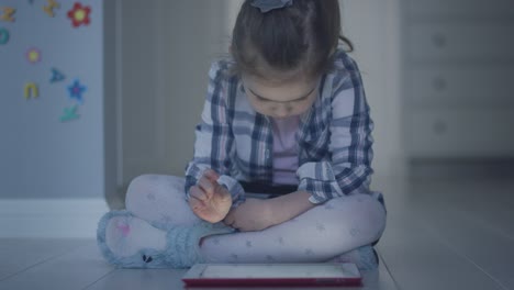 Mädchen-Mit-Tablet-Sitzt-Auf-Dem-Boden