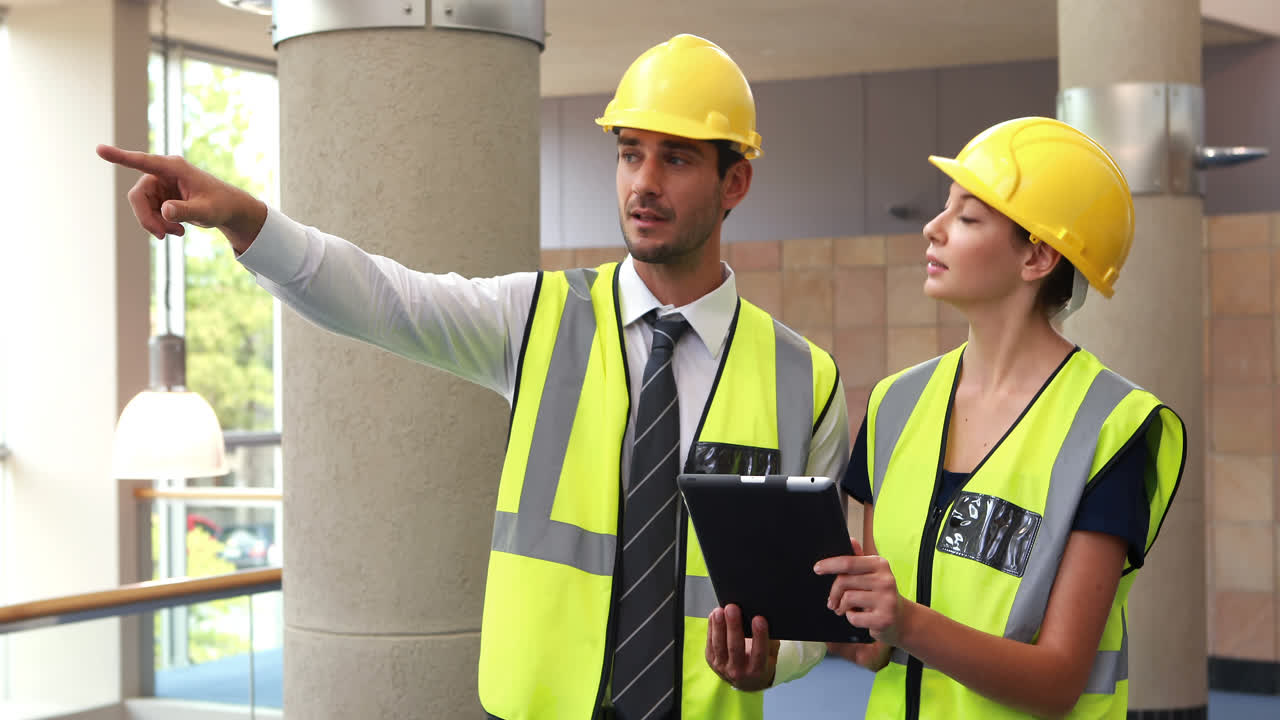 arquitectos discutiendo sobre una tableta digital 4k