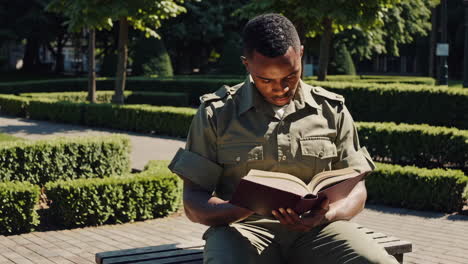 hombre leyendo un libro en un parque