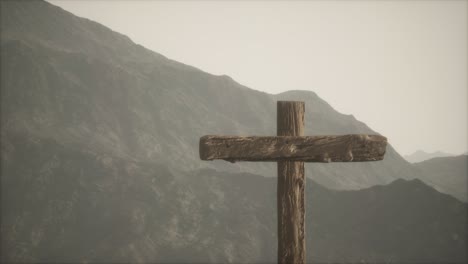 cruz de crucifijo de madera en la montaña
