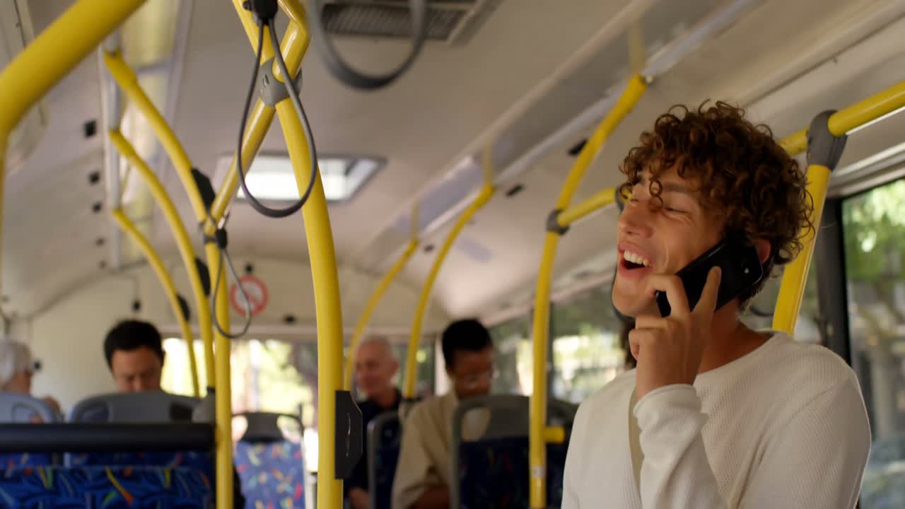 pasajero masculino hablando por teléfono móvil mientras viaja en el autobús 4k